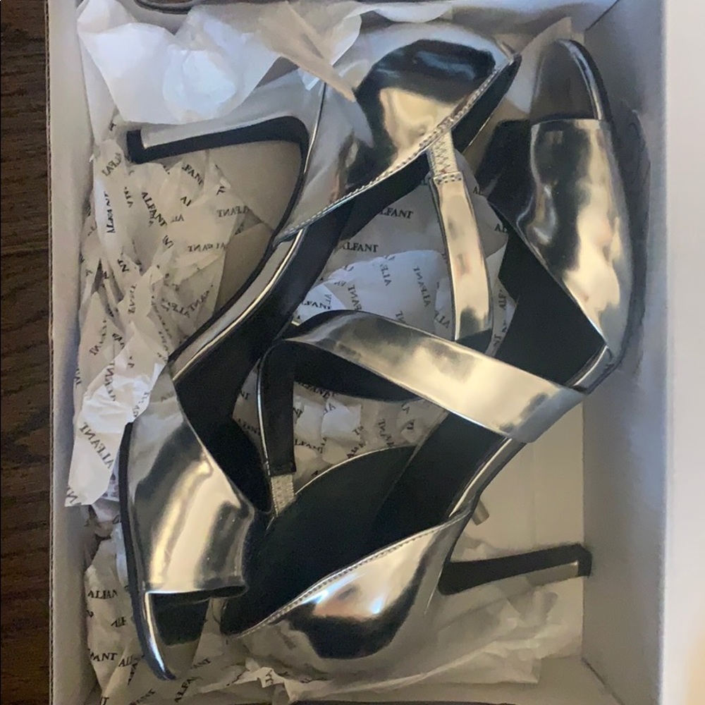 Silver Heels - image 3